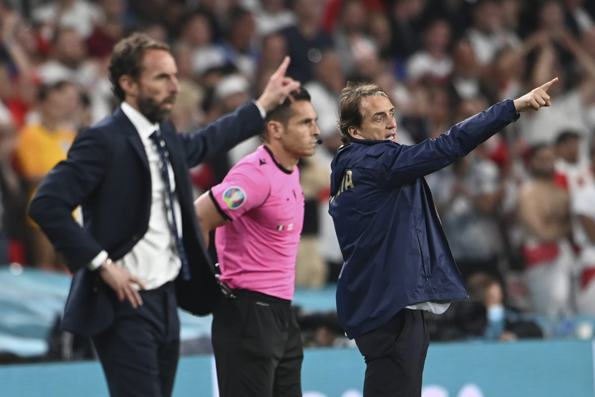 Italský kouč Roberto Mancini a anglický manažer Gareth Southgate (vlevo) dirigují své týmy ve finále Eura 2021. 