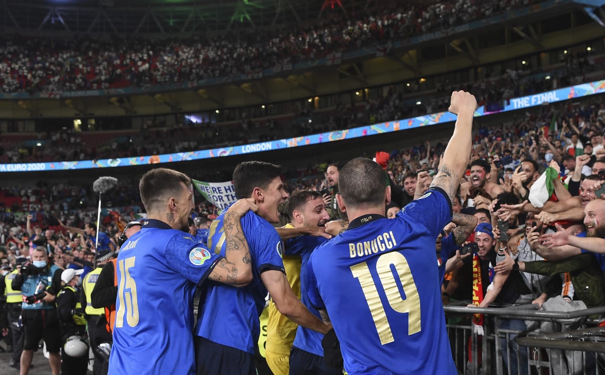 Italští fotbalisté si triumf ihned užili se svými fanoušky, kterých v Londýně nebylo málo.