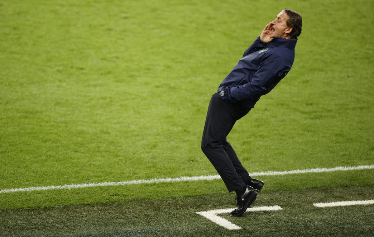 Italský trenér Roberto Mancini předvádí dokonalé prohnutí na špičkách s povzbuzováním při finále fotbalového Eura 2021 proti Anglii. 