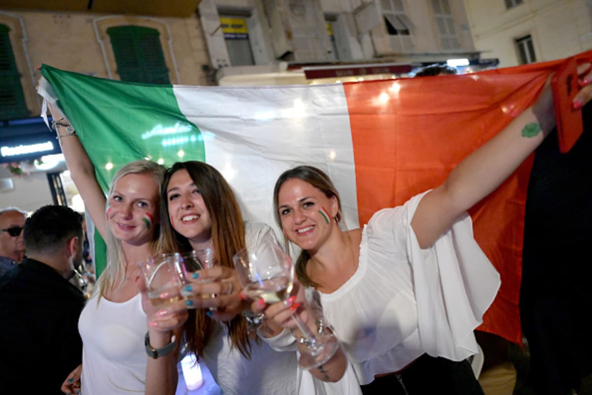 Italské fanynky oslavují vítězství.