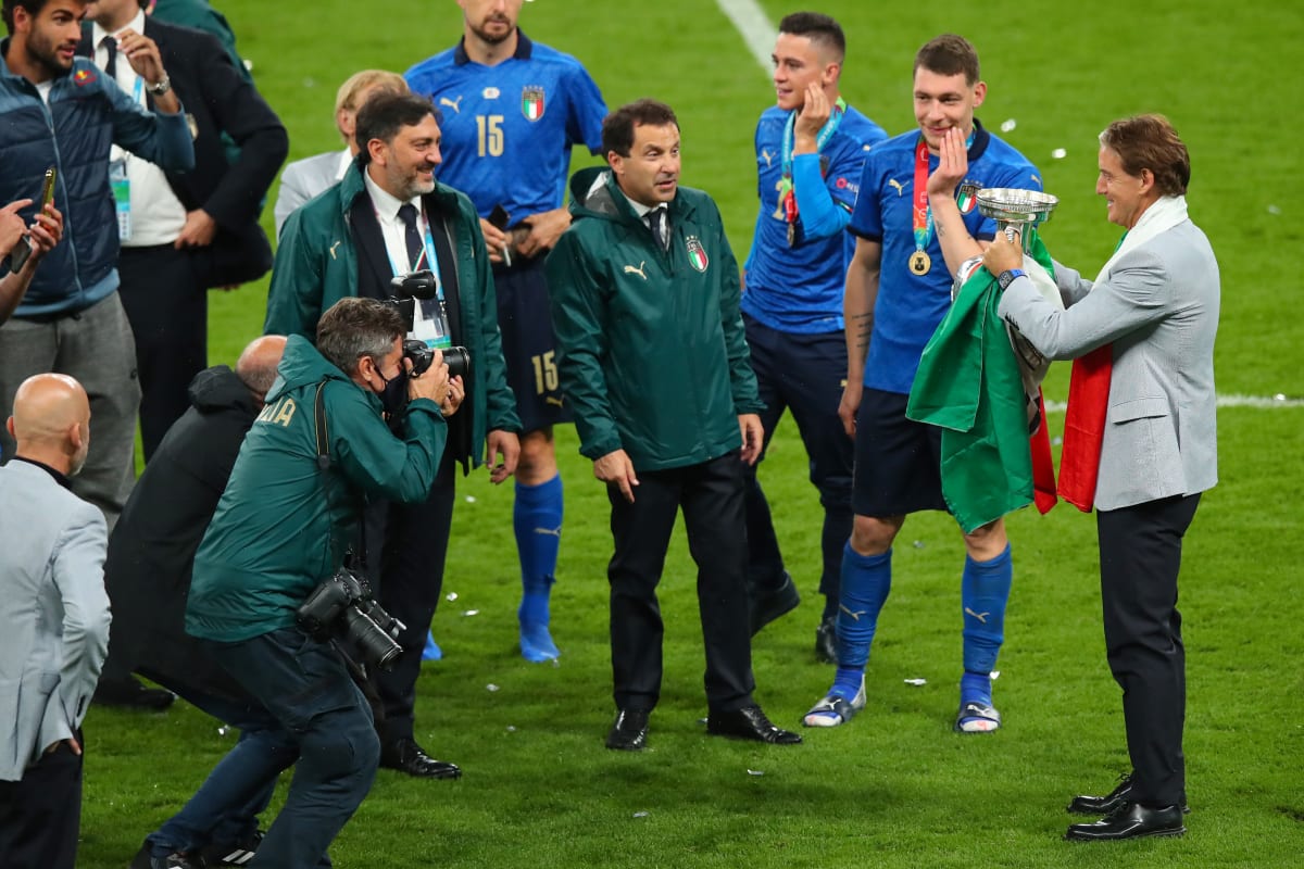 Italský trenér Roberto Mancini se fotí s pohárem pro fotbalové mistry Evropy po výhře ve finále Eura 2021 nad Anglií ve Wembley.