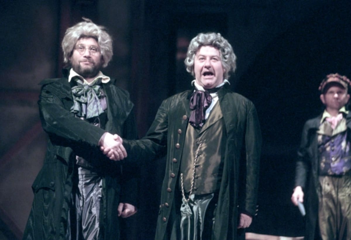Zleva: Tomáš Töpfer (Spitzel) a Ladislav Potměšil (Katr) v Žebrácké opeře Johna Gaye