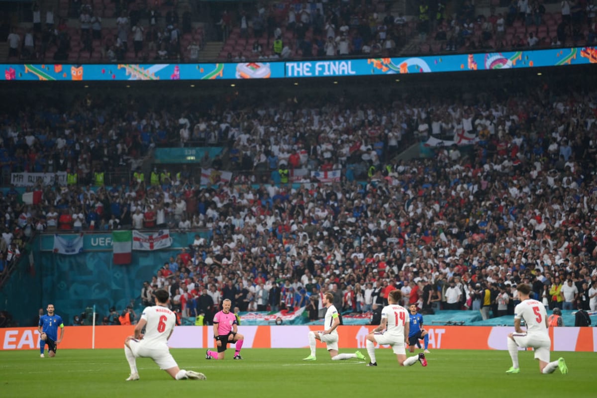 Před finálovým zápasem Eura 2021 poklekli jak Angličané, tak Italové. 