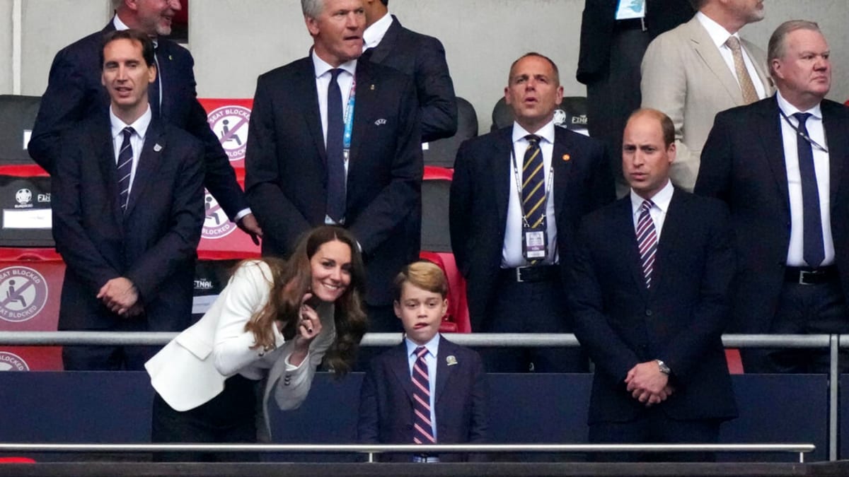 Prince George budou jeho rodiče držet nejspíše chvíli v ústraní. Myslí si to odborník na královskou rodinu Robert Jobson.