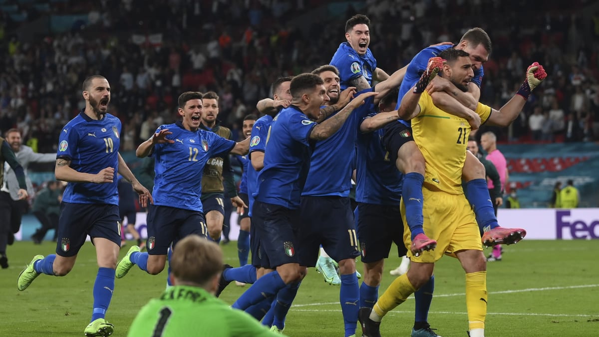 Všichni na hrdinu. Brankář Gianluigi Donnarumma italské reprezentaci v penaltách vychytal titul mistrů Evropy.
