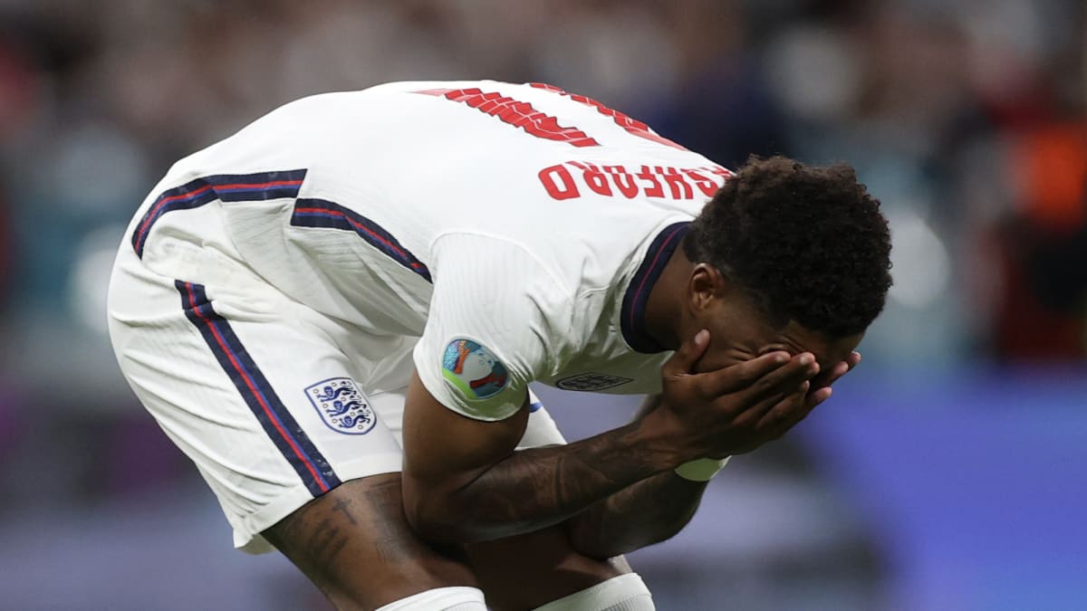Anglický fotbalista Marcus Rashford bezprotředně poté, co v penaltovém rozstřelu finále Eura neproměnil svůj kop.