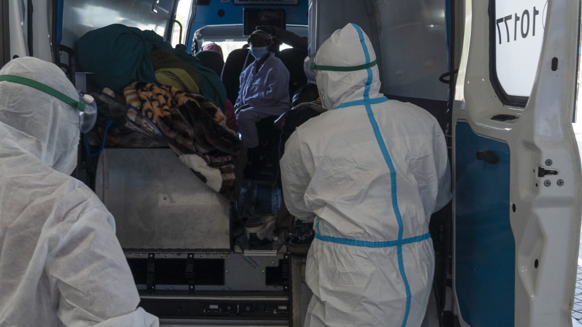 Zdravotníci v Johannesburgu přivážejí do nemocnice dalšího pacienta s covidem