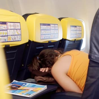 Spící žena v letadle