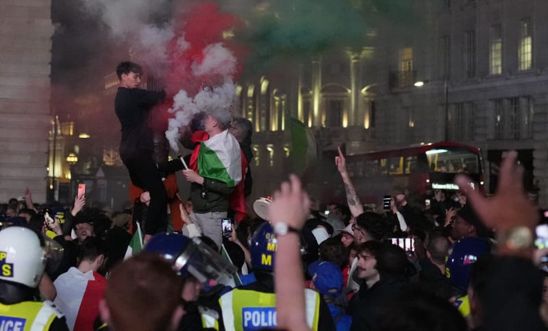 Italské i anglické fanoušky museli v Londýně umravňovat policisté.