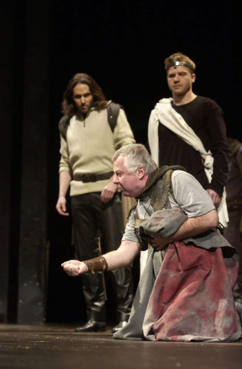 Zleva: Daniel Bambas (Lennox), Pavel Batěk (Malcolm) a Ladislav Potměšil (kapitán) ve hře Williama Shakespeara Macbeth, jejíž premiéru připravilo pražské Divadlo na Vinohradech.