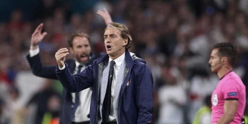 Italský kouč Roberto Mancini (vpopředí) a anglický manažer Gareth Southgate gestikulují při finále Eura 2021. 