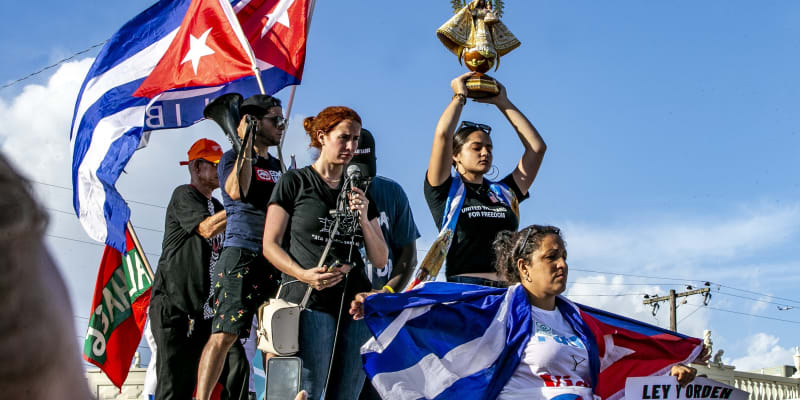 Podle zahraničních agentur jsou protesty na Kubě největší za posledních 30 let.