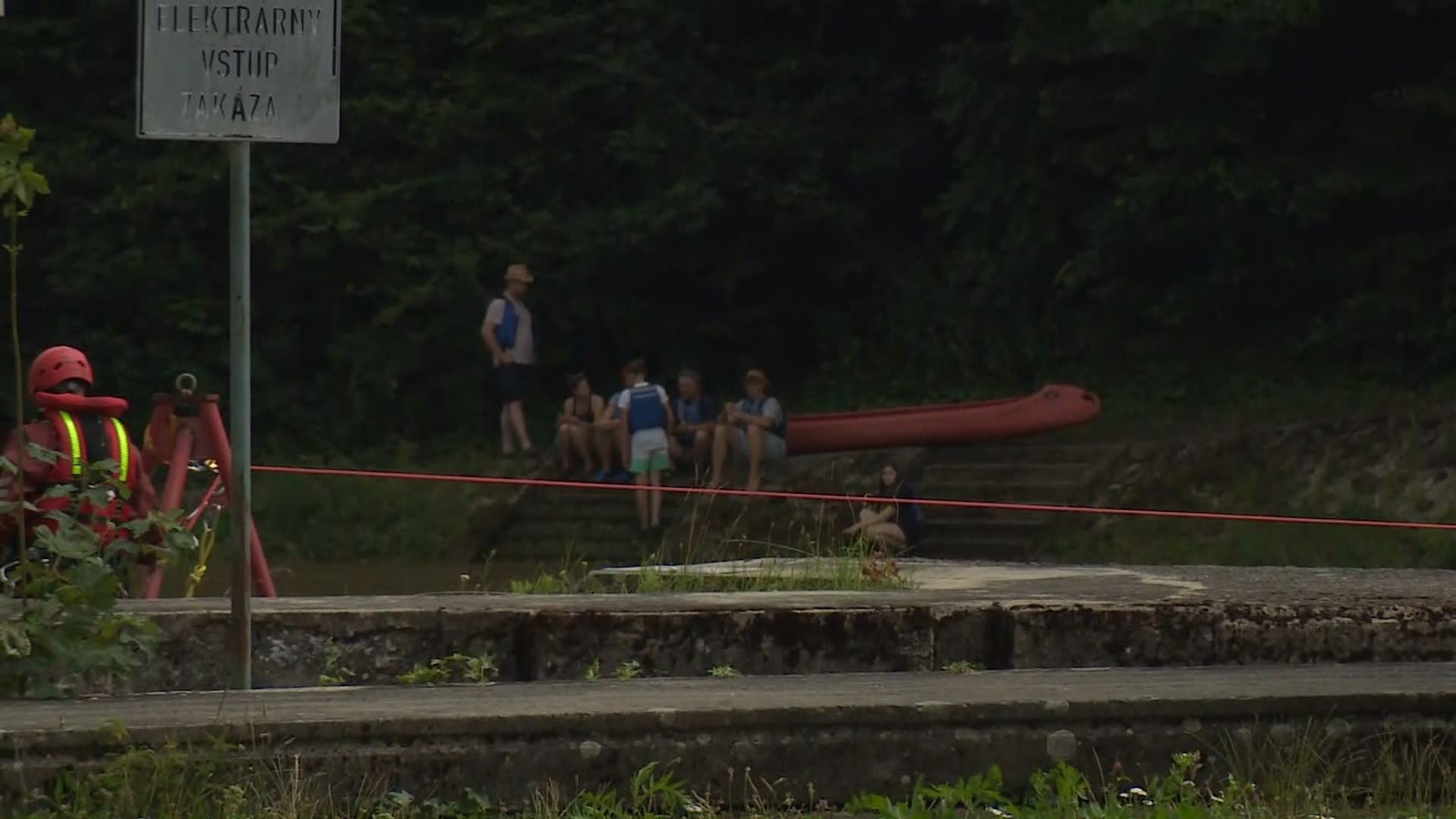 K tragické nehodě došlo v úterý v Českém Šternberku, kde se raft s několika dětmi převrátil a všechny skončily ve vodě. 