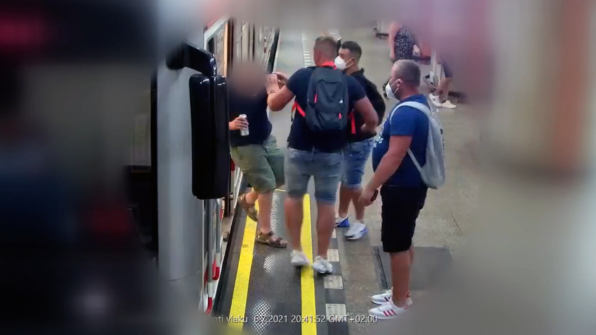 Tři rusky hovořící muži napadli dvaačtyřicetiletého muže v pražském metru poté, co se zastal obtěžované ženy.