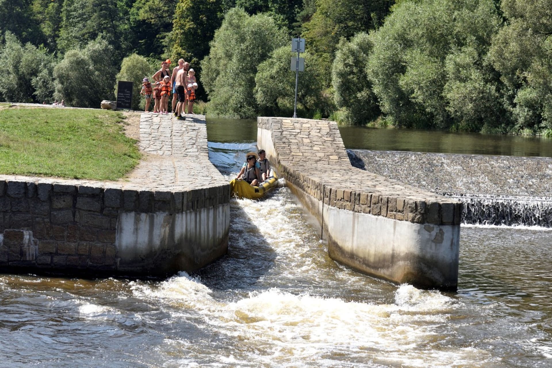 Při sjíždění jezu na Sázavě u Českého Šternberka na Benešovsku se měl převrátit raft. (Ilustrační foto)