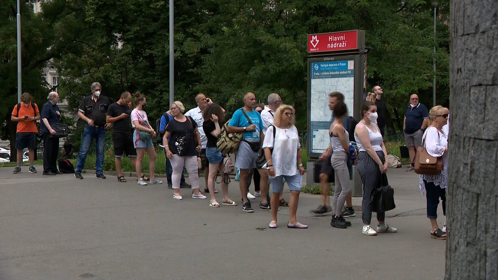 Na nových místech očkování bez registrace v Praze na Chodově a na hlavním nádraží čekali lidé i několik hodin.