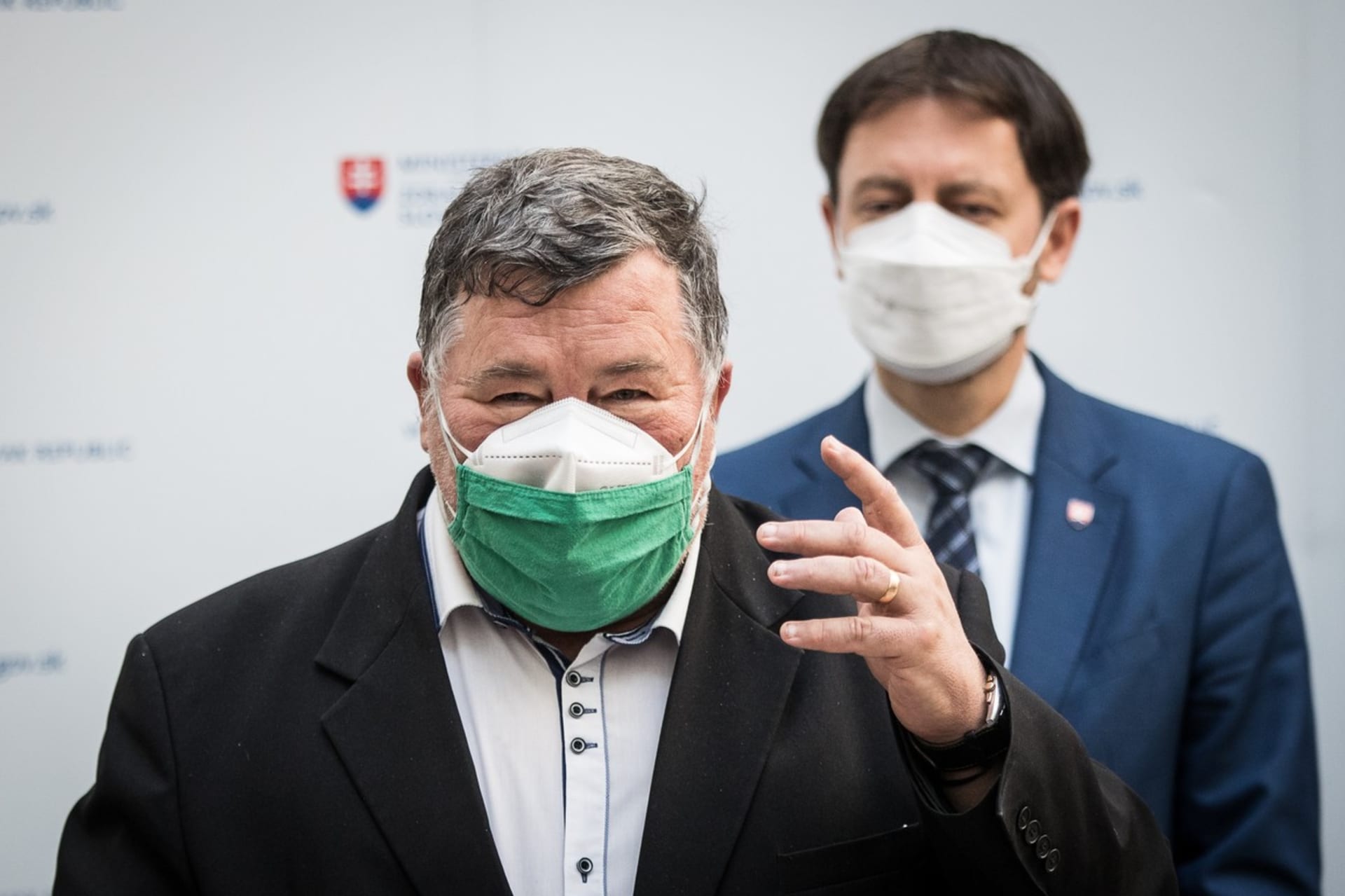 Slovenský infektolog Vladimír Krčméry hájí přísná hraniční opatření.