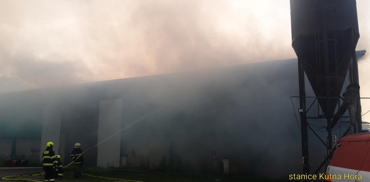 Hasiči Středočeského kraje zasahují u požáru stodoly, ve které je uskladněné seno.