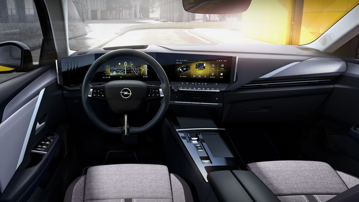 Nový Opel Astra předvádí moderně střiženou palubní desku.
