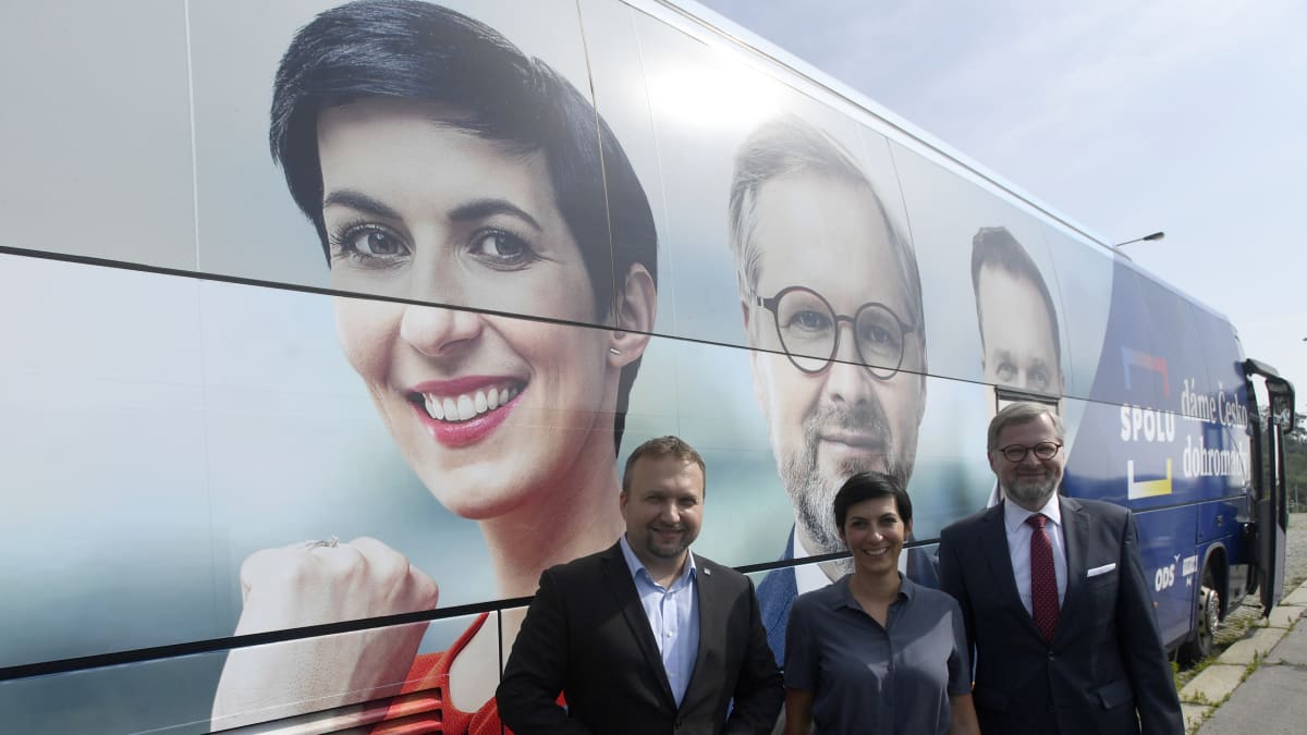 Koalice Spolu se svým novým autobusem