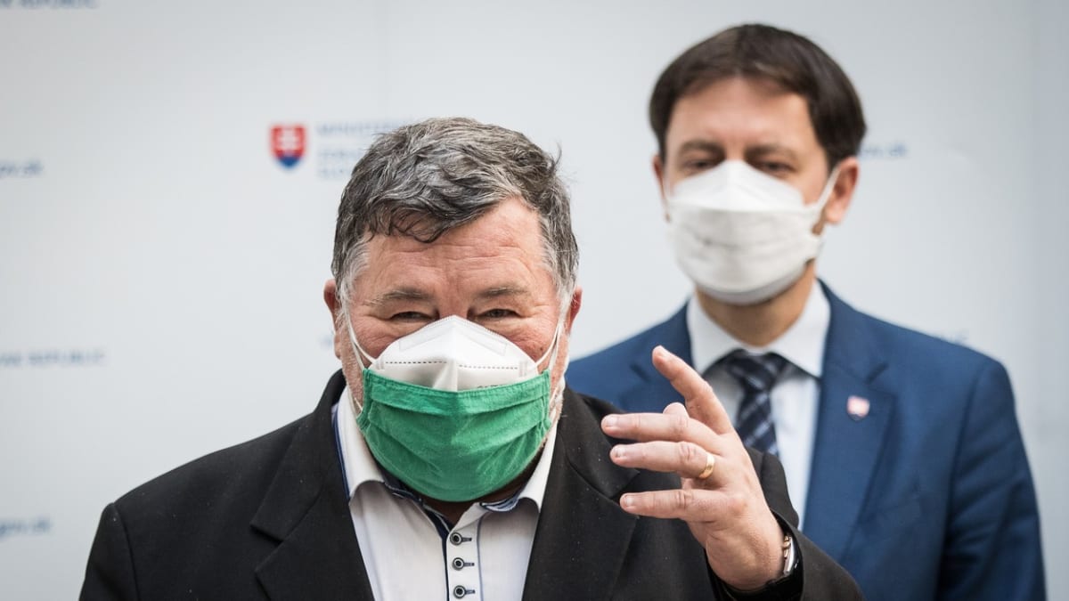 Slovenský infektolog Vladimír Krčméry hájí přísná hraniční opatření.