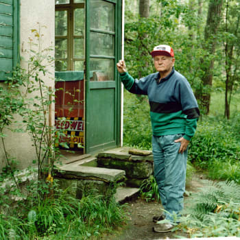 Bohumil Hrabal u své chaty v Kersku (snímek z roku 1994)