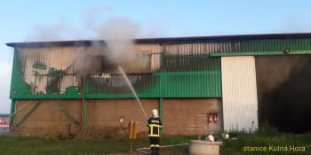 Na Kutnohorsku hoří stodola plná sena. Zasahuje 10 hasičských jednotek
