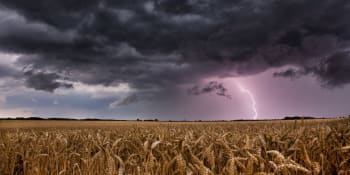 Česku hrozí prudké bouřky a záplavy. Místy se objeví kroupy, teploty dosáhnou 30 °C