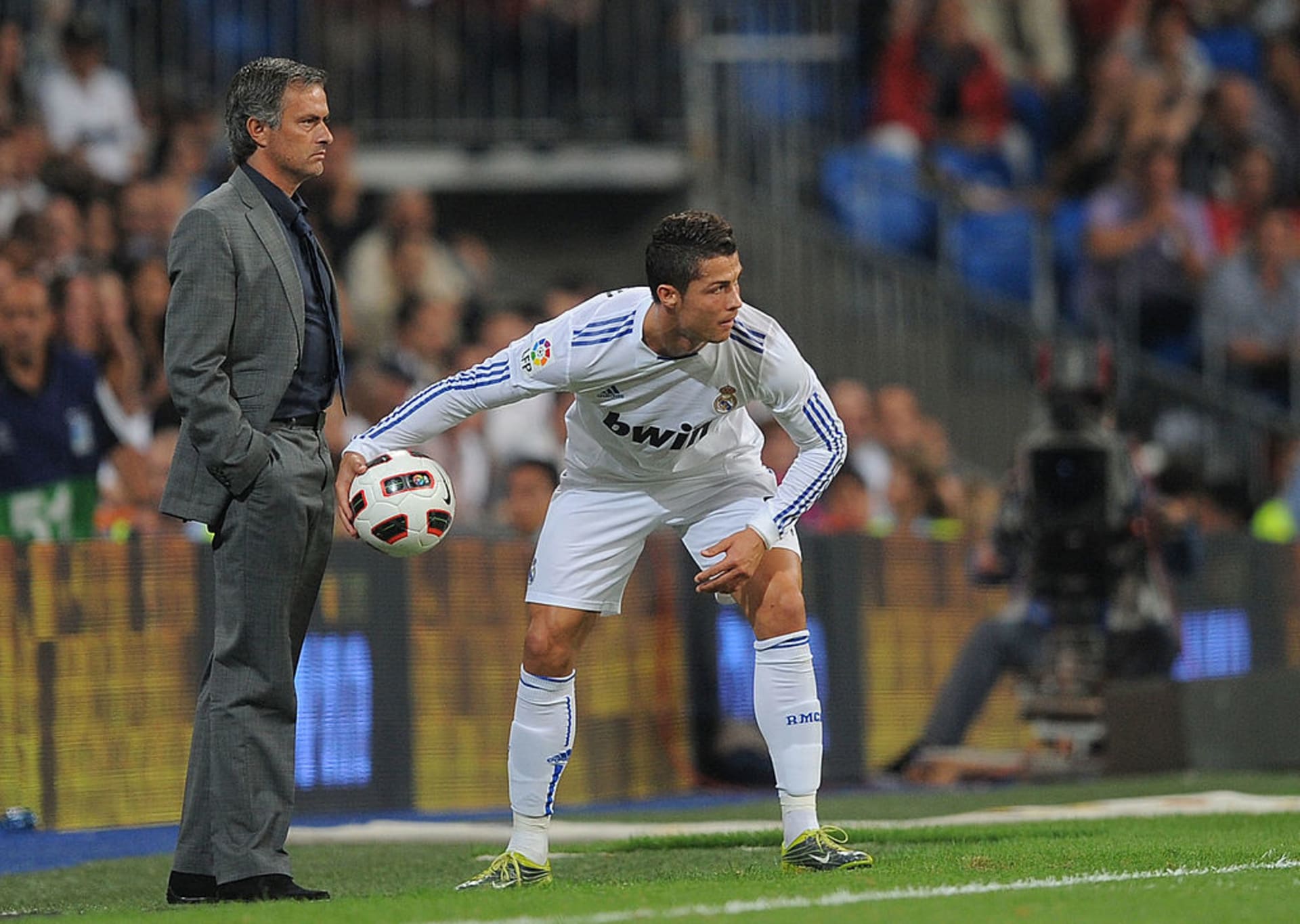 Trenér José Mourinho (vlevo) a útočník Cristiano Ronaldo při zápase Realu Madrid v roce 2010.  