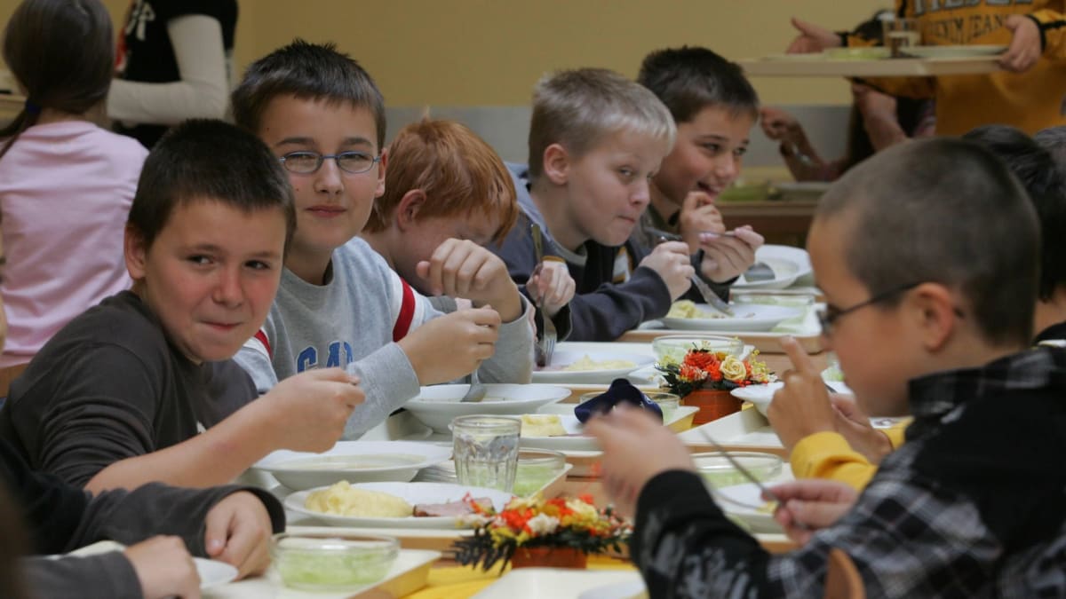 Děti v jídelně mají být odděleny podle toho, zda jsou testované, nebo ne. (Ilustrační foto)
