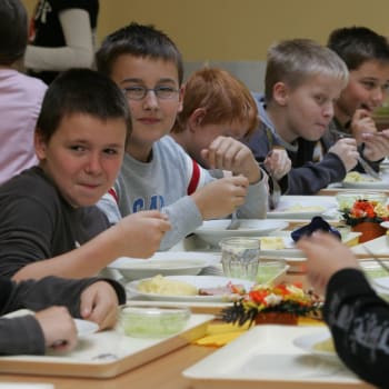 Děti v jídelnách ve školách
