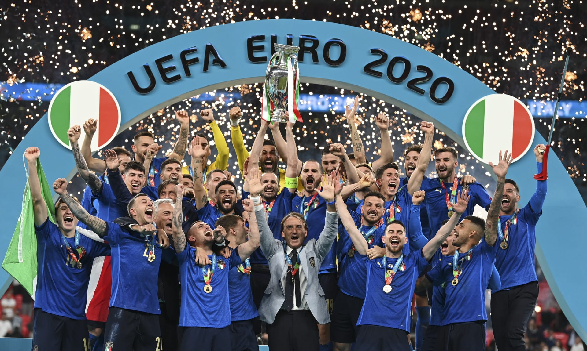 Italové oslavují triumf na Euru.