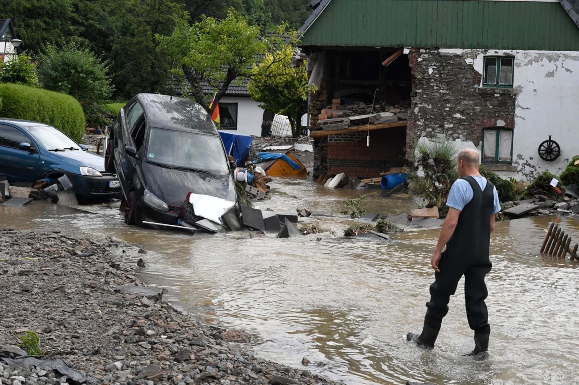 Následky bouří a bleskových záplav v západní Evropě, hlavně v Německu, nabývají obřích rozměrů.