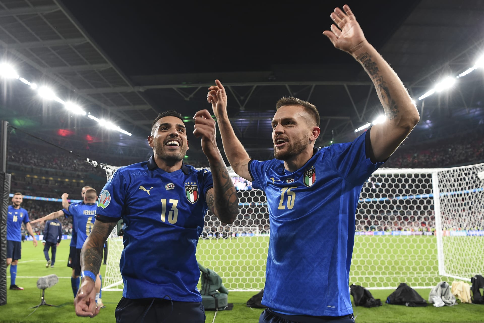 Rodáci z Brazílie Emerson (vlevo) a Rafael Tolói oslavují v barvách Itálie triumf na Euru.