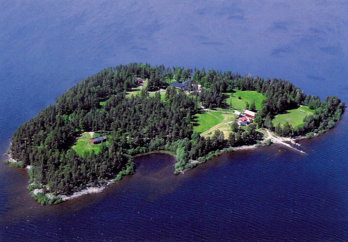 Breivik si pro místo střelby vybral ostrov Utoya, kde se konal mládežnický tábor Strany práce.