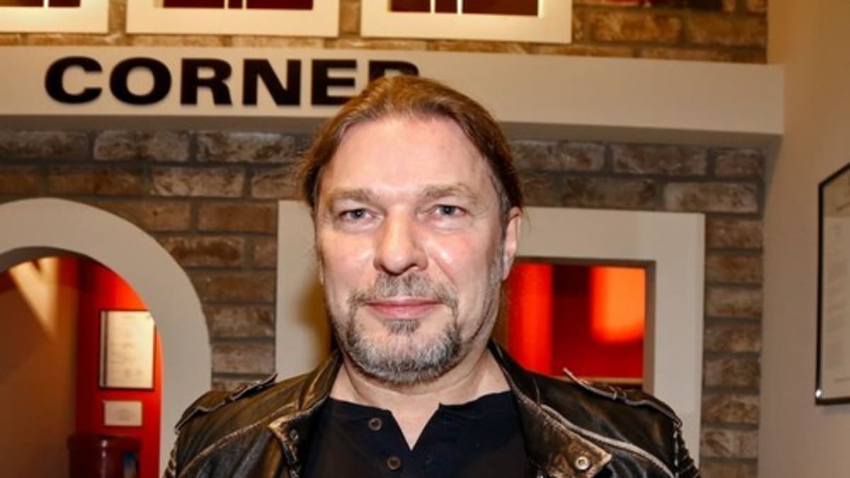 Zpěvák Petr Kolář slaví 55 narozeniny. 