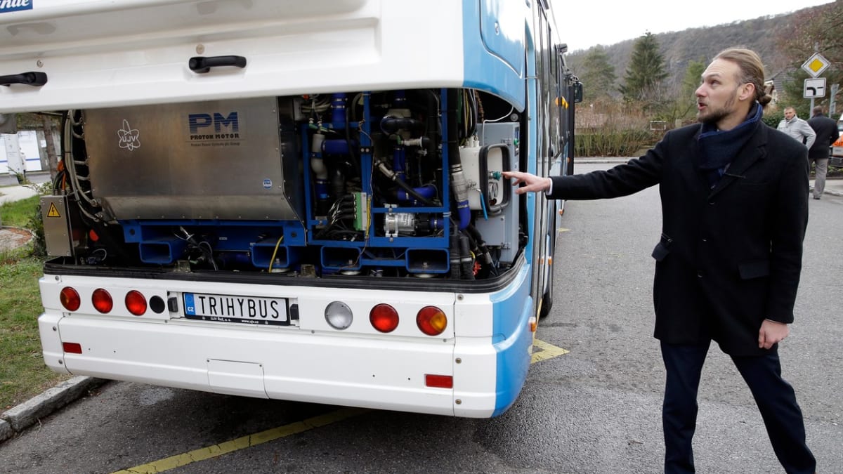 V areálu Ústavu jaderného výzkumu v Řeži u Prahy byl 10. prosince 2018 otevřen nabíjecí stojan pro elektroauta, jež je poháněn z vodíkové stanice. Na snímku autobus poháněný vodíkovým článkem.
