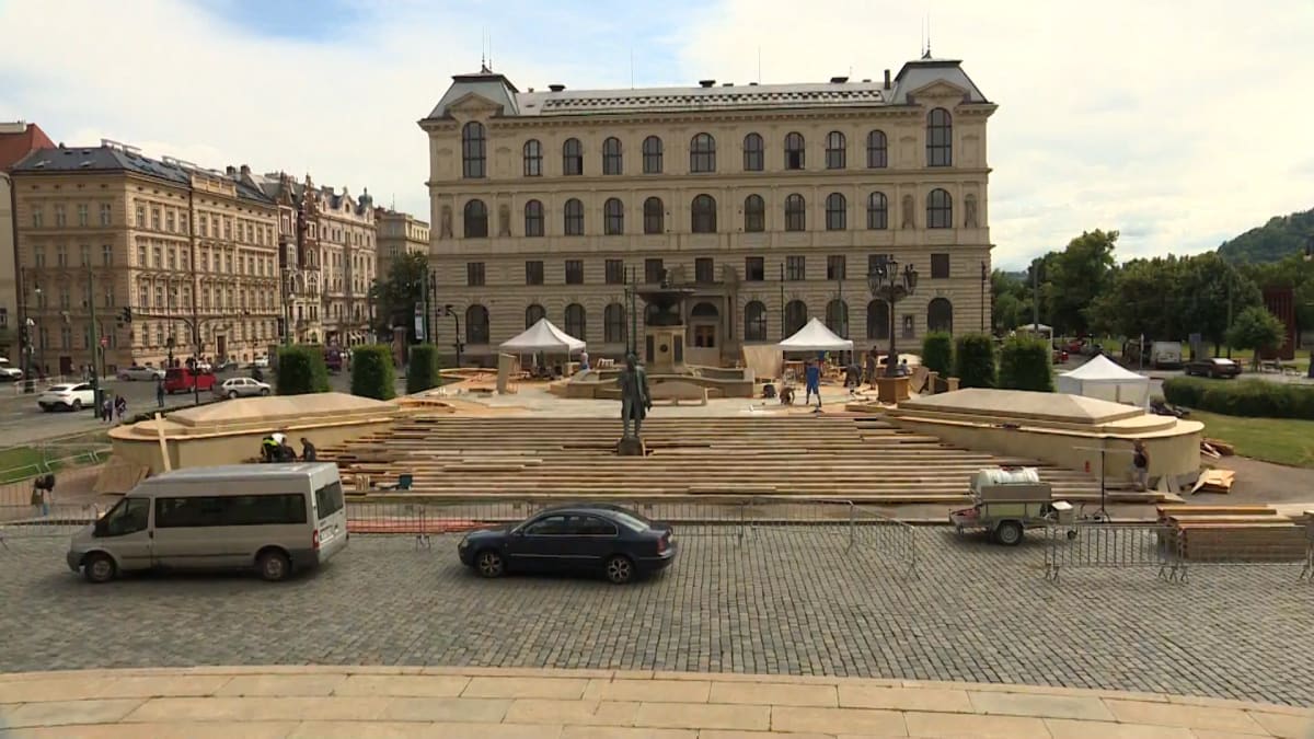 Filmaři v Praze mění nejrůznější lokality. Primátor Hřib by rád kulisy ponechal.