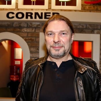 Zpěvák Petr Kolář slaví 55 narozeniny. 