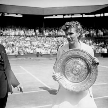 Ve věku 94 let zemřela bývalá americká tenistka Shirley Fryová. 
