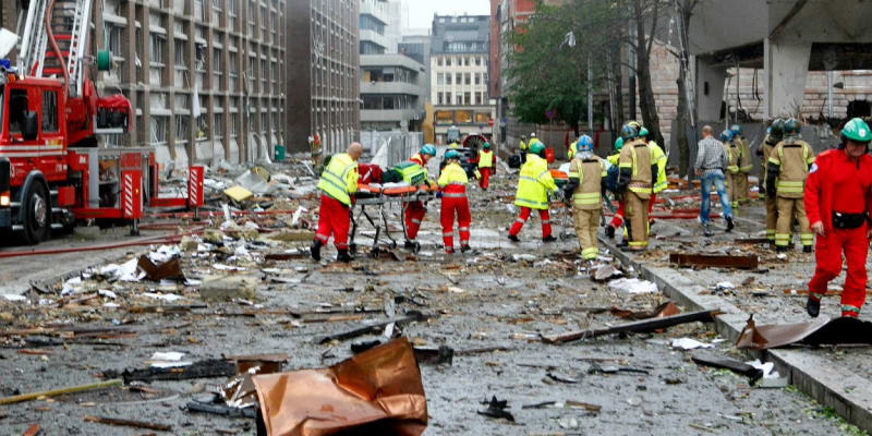 22. července nejprve došlo k bombovému útoku v Oslu, při kterém zemřelo osm lidí.