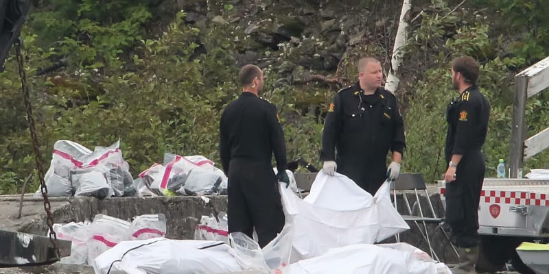 Policisté zakrývají mrtvé po střelbě na ostrově Utoya.