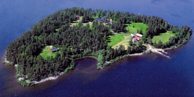 Breivik si pro místo střelby vybral ostrov Utoya, kde se konal mládežnický tábor Strany práce.