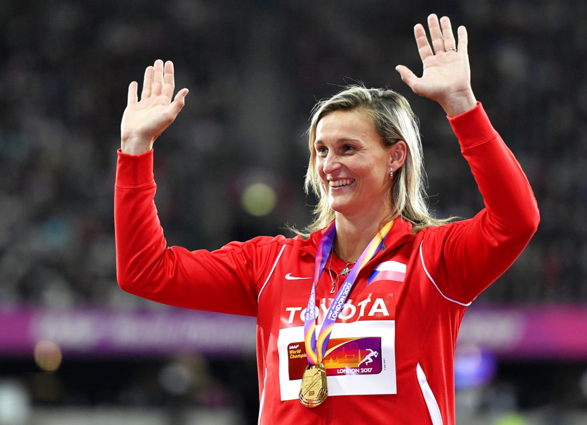 Špotáková se zlatou medailí na krku zdraví fanoušky v Londýně 2017.