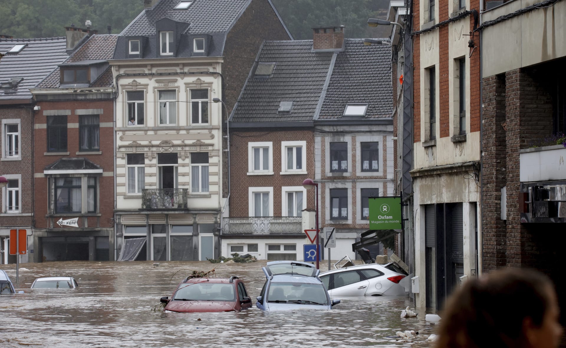 Voda v Belgii ničí tamější ulice.
