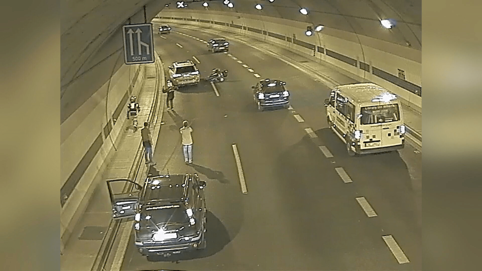 Podle kriminalistů v komplexu pražských tunelů řidič auta úmyslně srazil motorkáře i jeho spolujezdkyni.