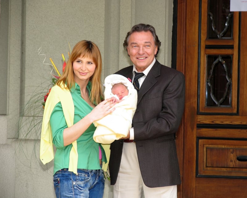 Karel Gott a Ivana Gottová s jejich prvorozenou dcerou Charlotte