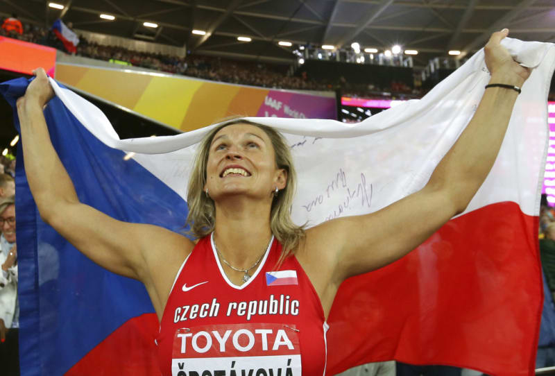 Špotáková s českou vlajkou na Mistrovství světa v atletice 2017 v Londýně