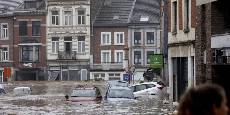 Voda v Belgii ničí tamější ulice.