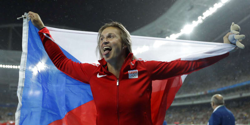 Špotáková s českou vlajkou slaví bronz na olympiádě v Rio de Janeiru.